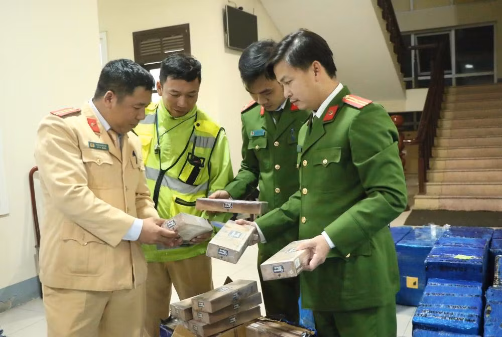 Bắt giữ 2 đối tượng vận chuyển hơn 35.000 gói thuốc lá lậu Bat giu 2 doi tuong van chuyen hon 35.000 goi thuoc la lau