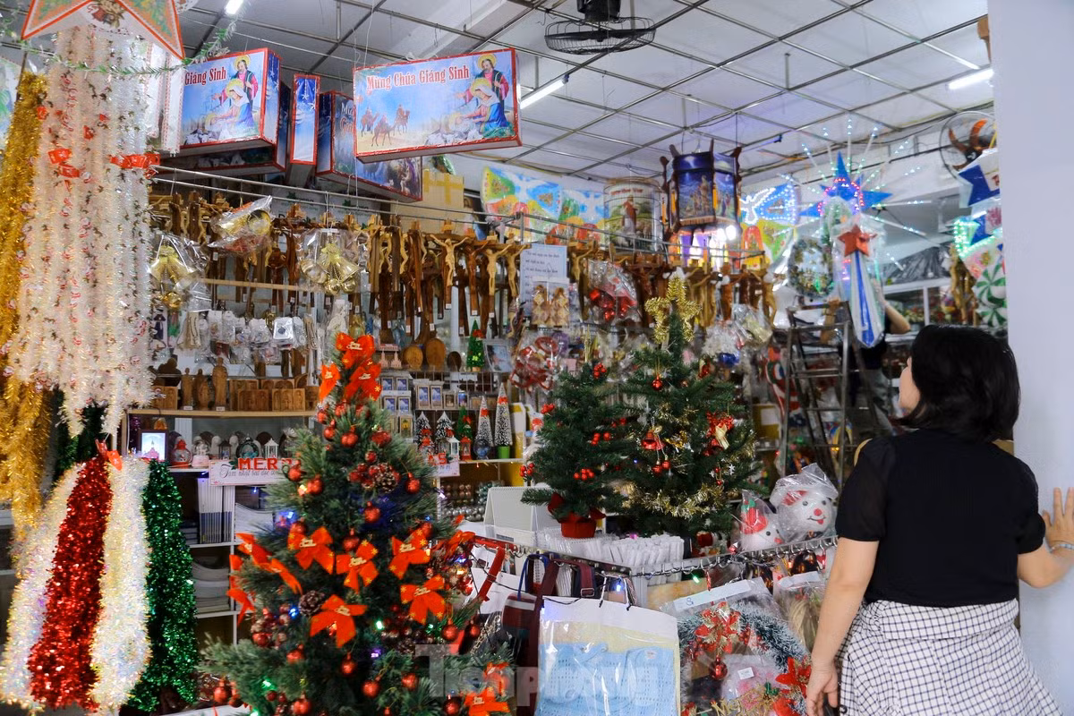 Theo ghi nhận, ngay từ đầu tháng 12, trên các tuyến đường chuyên bán đồ trang trí lễ Giáng sinh như Hùng Vương, Lê Duẩn, Điện Biên Phủ, Trưng Nữ Vương, Phan Châu Trinh... thành phố Đà Nẵng đã ngập tràn sắc đỏ, chuẩn bị cho mùa Noel đang đến gần.