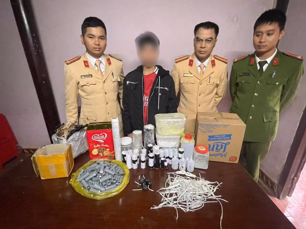 Hà Tĩnh: Bắt giữ nam sinh tàng trữ, chế tạo pháo trái phép Ha Tinh: Bat giu nam sinh tang tru, che tao phao trai phep