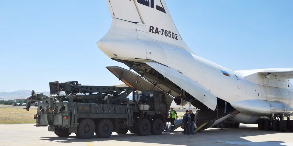 "Nếu Thổ Nhĩ Kỳ dùng S-400 để bắn vào máy bay Nga, phản ứng của Nga sẽ là rất mạnh mẽ, bao gồm cả việc phát động cuộc tấn công bằng tên lửa hành trình Kalibr nhằm thẳng vào khu vực triển khai S-400", chuyên gia Nga lưu ý.
