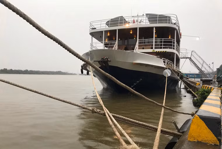 Theo ghi nhận của PV Kiến Thức, đến 18h chiều nay 4/11, tại khu vực bến cảng trên đường Nguyễn Tất Thành, quận 4, tất cả các tàu du lịch, tàu nhà hàng, tàu cánh ngầm....đều neo đậu; đa số đều ngưng hoạt động dù là ngày cuối tuần.