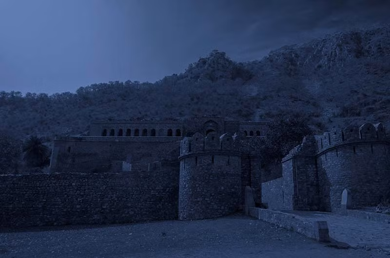 1. Làng Bhangarh, Ấn Độ: Bhangarh, nằm ở bang Rajasthan, là một trong những ngôi làng bị bỏ hoang nổi tiếng nhất thế giới. Nơi đây bị đồn đại là bị nguyền rủa bởi một phù thủy trong quá khứ, khiến toàn bộ ngôi làng bị ám. Chính phủ Ấn Độ thậm chí đã cấm người dân và du khách đến đây sau khi trời tối vì những hiện tượng kỳ bí như tiếng hét, tiếng cười rùng rợn và những bóng đen di chuyển trong bóng tối.