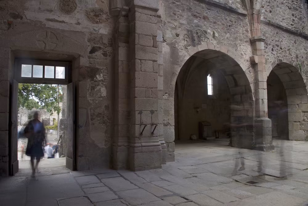 6. Làng Oradour-sur-Glane, Pháp: Oradour-sur-Glane là một ngôi làng ở Pháp, nơi xảy ra vụ thảm sát kinh hoàng vào năm 1944 khi quân Đức Quốc xã giết hại 642 người dân vô tội. Ngôi làng đã được bảo tồn như một đài tưởng niệm, và những tàn tích của nó vẫn giữ nguyên trạng từ ngày đó. Nhiều người tin rằng, những linh hồn của các nạn nhân vẫn còn lảng vảng trong làng, tạo nên bầu không khí lạnh lẽo và u ám.