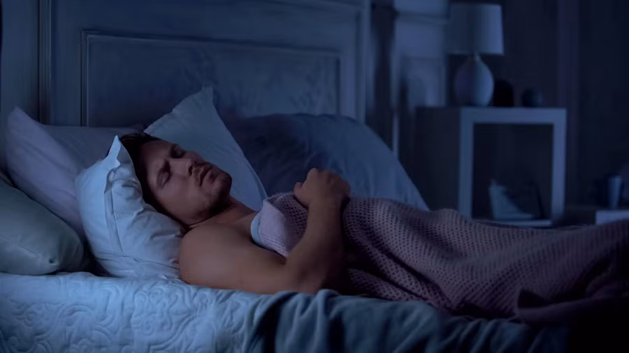 Theo các chuyên gia, ‘bóng đè’ thường xảy ra khi cơ thể chuyển giao giữa các giai đoạn ngủ và thức. Trong quá trình ngủ, cơ thể trải qua hai giai đoạn chính: ngủ nhanh (REM) và ngủ chậm (NREM). Trong giai đoạn REM, mắt di chuyển nhanh và giấc mơ thường xảy ra. Tuy nhiên, cơ thể lại bị tê liệt để ngăn chúng ta thực hiện các hành động trong giấc mơ.(Ảnh: Sleep Foundation)