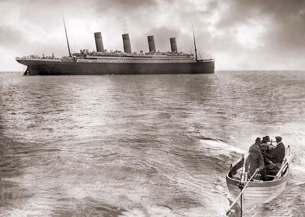 Lúc 23:40 phút trong đêm tàu chìm, Titanic đã đâm phải một tảng băng trôi và bị thủng một đoạn dài ở bên mạn phải khiến nước tràn vào rất nhiều. Hai giờ rưỡi sau, Titanic gãy đôi làm hai phần và bắt đầu chìm hẳn. Phải tới 4 giờ sáng hôm sau, tàu Carpathia mới xuất hiện và tiến hành hoạt động cứu hộ.