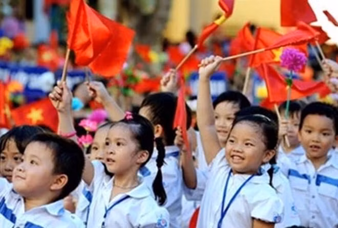 Ngày khai giảng cũng thể hiện tinh thần đoàn kết và gắn bó của toàn dân trong việc xây dựng và phát triển nền giáo dục. (Nguồn ảnh:VnEconomy)