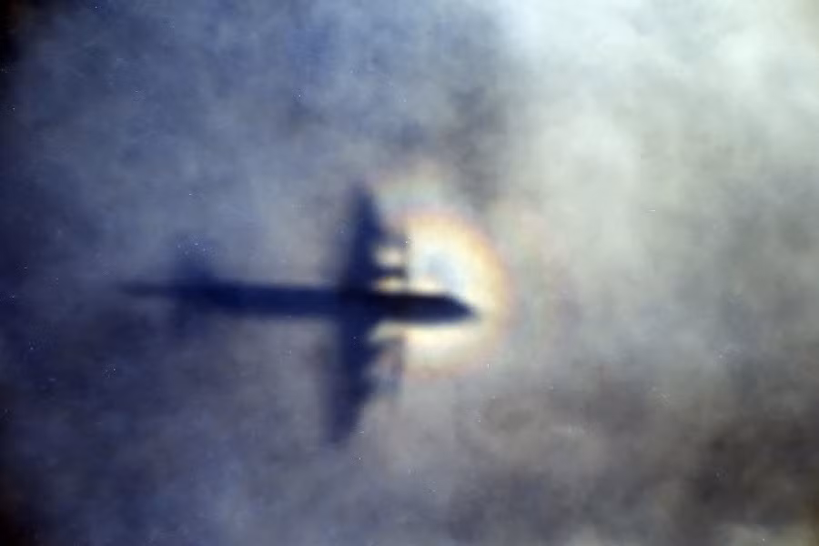 Máy bay MH370 cất cánh từ sân bay Kuala Lumpur và sau 39 phút, nó mất liên lạc và biến mất khỏi màn hình radar. Điều đặc biệt là máy bay này đã thay đổi hành trình, di chuyển qua nhiều vùng không phận và cuối cùng biến mất khỏi radar mà không để lại dấu vết.(Ảnh: The Seattle Times)
