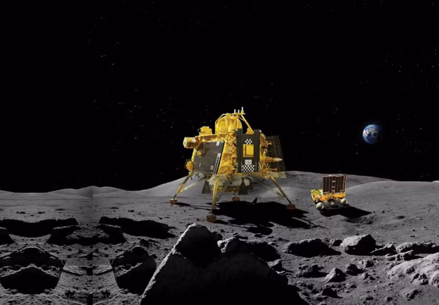 Chandrayaan-3, được phát triển bởi Tổ chức Nghiên cứu Không gian Ấn Độ (ISRO), bao gồm một tàu đổ bộ, một module đẩy và một xe tự hành. Mục tiêu chính của sứ mệnh là hạ cánh an toàn lên bề mặt Mặt Trăng, thu thập dữ liệu và tiến hành các thí nghiệm khoa học để hiểu rõ hơn về thành phần cấu tạo của Mặt Trăng.
