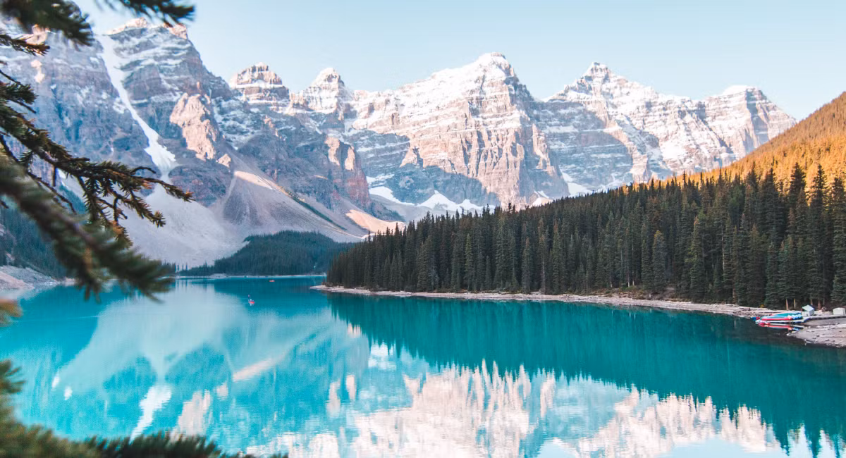 2. Vườn Quốc gia Banff, Canada: Vườn Quốc gia Banff, nằm trong dãy núi Rocky của Canada, là một trong những điểm đến thiên nhiên phổ biến nhất Bắc Mỹ. Với hồ Louise tuyệt đẹp, những ngọn núi phủ tuyết và suối nước nóng tự nhiên, Banff thu hút hơn 4 triệu du khách mỗi năm. Đây là nơi lý tưởng cho các hoạt động ngoài trời như leo núi, trượt tuyết và cắm trại.(Ảnh: Travel Curator)