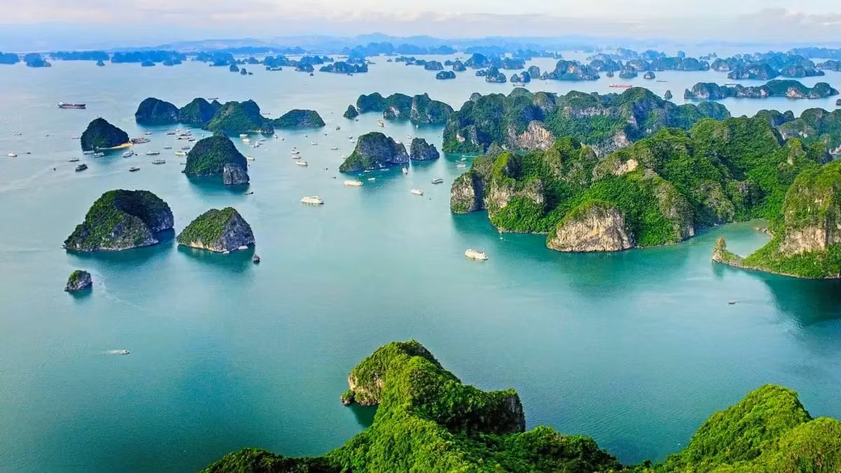 3. Vịnh Hạ Long, Việt Nam: Vịnh Hạ Long là một kỳ quan thiên nhiên tuyệt đẹp của Việt Nam, được UNESCO công nhận là Di sản Thế giới. Với hàng nghìn hòn đảo đá vôi nhô lên từ mặt nước xanh ngọc bích, Vịnh Hạ Long thu hút khoảng 2 triệu du khách quốc tế mỗi năm. Du khách đến đây để tham quan các hang động, chèo thuyền kayak và thưởng thức hải sản tươi ngon.(Ảnh: Traveloka)