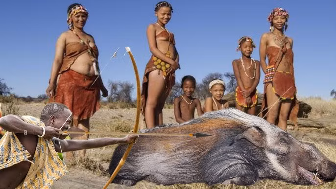 Chính phủ Tanzania đã cố gắng bảo tồn bộ lạc Hadza trước nguy cơ tuyệt chủng bằng cách truyền bá cuộc sống văn minh. Tuy nhiên, mọi nỗ lực đều không thành công. Hadza vẫn sống lang thang trên đồng cỏ, không trồng trọt hay chăn nuôi, và duy trì lối sống truyền thống của họ. (Ảnh: YouTube)