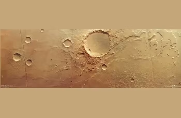 Các hình ảnh mới từ tàu vũ trụ Mars Express của Cơ quan Vũ trụ châu Âu (ESA) đã giúp xác định một khu vực trên Sao Hỏa, được gọi là Caralis Chaos, thực chất là tàn tích của một hồ nước khổng lồ mang tên Eridania. Với diện tích hơn 1 triệu km², hồ Eridania lớn hơn bất kỳ hồ nào trên Trái Đất và có khả năng từng chứa nhiều nước hơn tất cả các hồ khác trên Sao Hỏa cộng lại. Hồ này có thể đã tồn tại cách đây khoảng 3,7 tỷ năm, và dần khô cạn theo thời gian. (Ảnh: ESA)