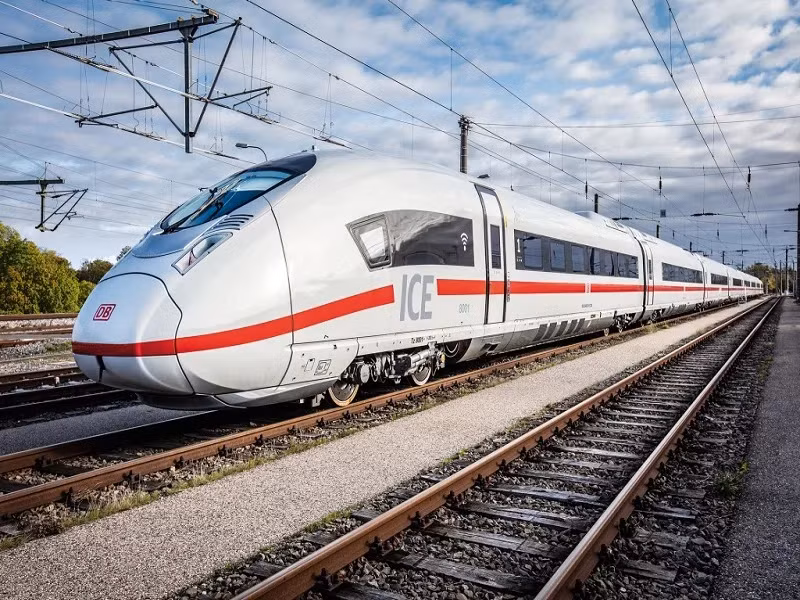 8. ICE 3, Đức: Tốc độ tối đa: 330 km/h. ICE 3 là dòng tàu cao tốc thế hệ mới của Đức, vận hành trên các tuyến đường cao tốc liên bang. Với tốc độ tối đa 330 km/h, ICE 3 cung cấp dịch vụ nhanh chóng và thoải mái cho hành khách, đồng thời kết nối các thành phố lớn của Đức và các quốc gia láng giềng.(Ảnh: Railway Technology)