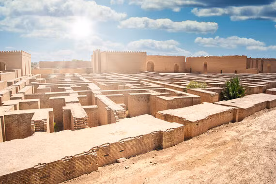 1. Babylon (Iraq): Babylon, tọa lạc ở phía nam Baghdad hiện đại, là một trong những thành phố nổi tiếng nhất của thế giới cổ đại. Được thành lập khoảng năm 2300 TCN, Babylon nổi tiếng với Vườn treo Babylon, một trong Bảy kỳ quan thế giới cổ đại. Thành phố này cũng là trung tâm của Đế chế Babylon và nơi cư ngụ của vị vua nổi tiếng Hammurabi, người đã thiết lập Bộ luật Hammurabi, một trong những bộ luật cổ nhất được biết đến. (Ảnh: World Monuments Fund)