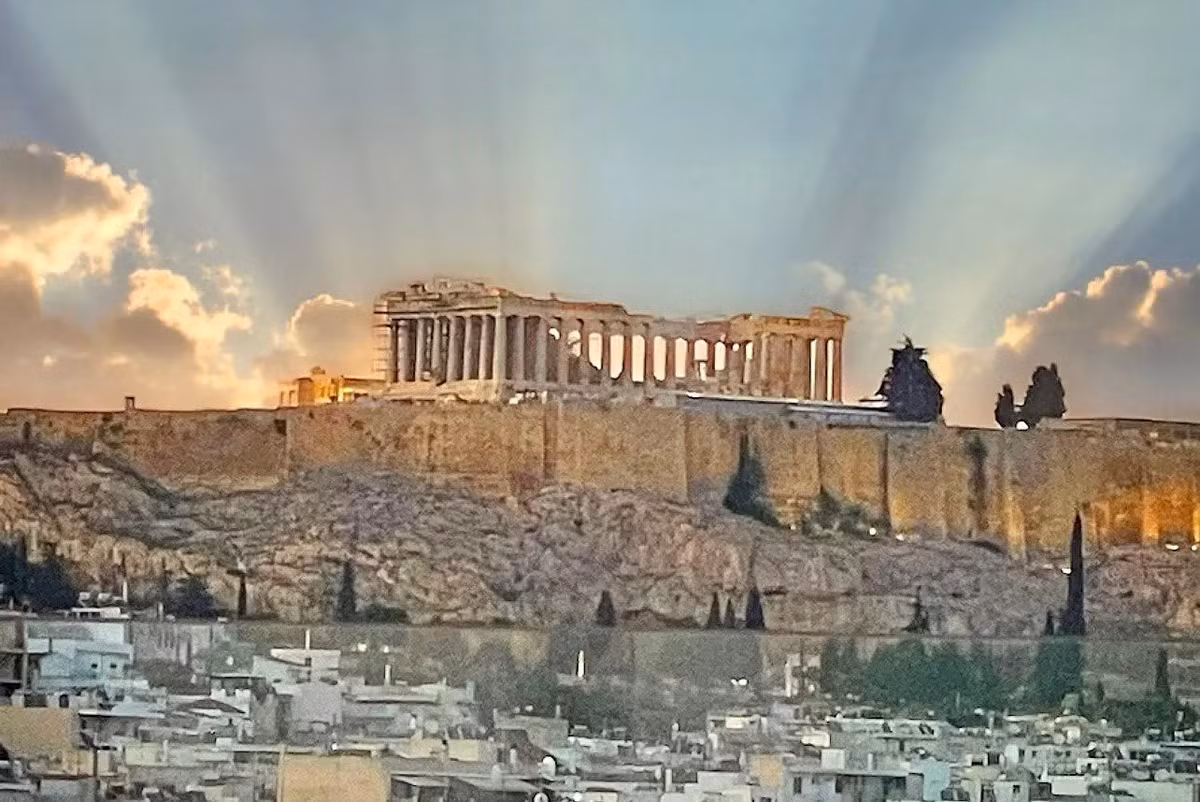 4. Athens (Hy Lạp): Athens, thành phố cổ đại Hy Lạp, là nơi khởi nguồn của nền dân chủ và triết học phương Tây. Với các công trình kiến trúc nổi tiếng như Đền Parthenon, Athens là trung tâm văn hóa và trí tuệ của thế giới Hy Lạp cổ đại. Các triết gia vĩ đại như Socrates, Plato, và Aristotle đều từng sống và giảng dạy tại đây. (Ảnh: Forbes)
