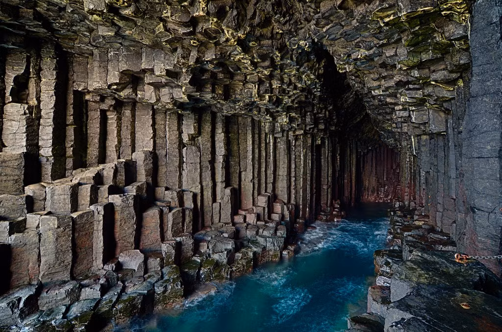 2. Hang động Fingal's Cave - Scotland: Fingal's Cave, nằm trên đảo Staffa, Scotland, nổi bật với cấu trúc đá bazan hình lục giác độc đáo. Hang động này có hình dáng giống như một nhà thờ với những cột đá đều đặn, tạo nên âm thanh vọng lại khi sóng biển đập vào. Âm thanh này đã truyền cảm hứng cho nhà soạn nhạc Felix Mendelssohn sáng tác bản nhạc "Fingal's Cave Overture".(Ảnh: Flickr)