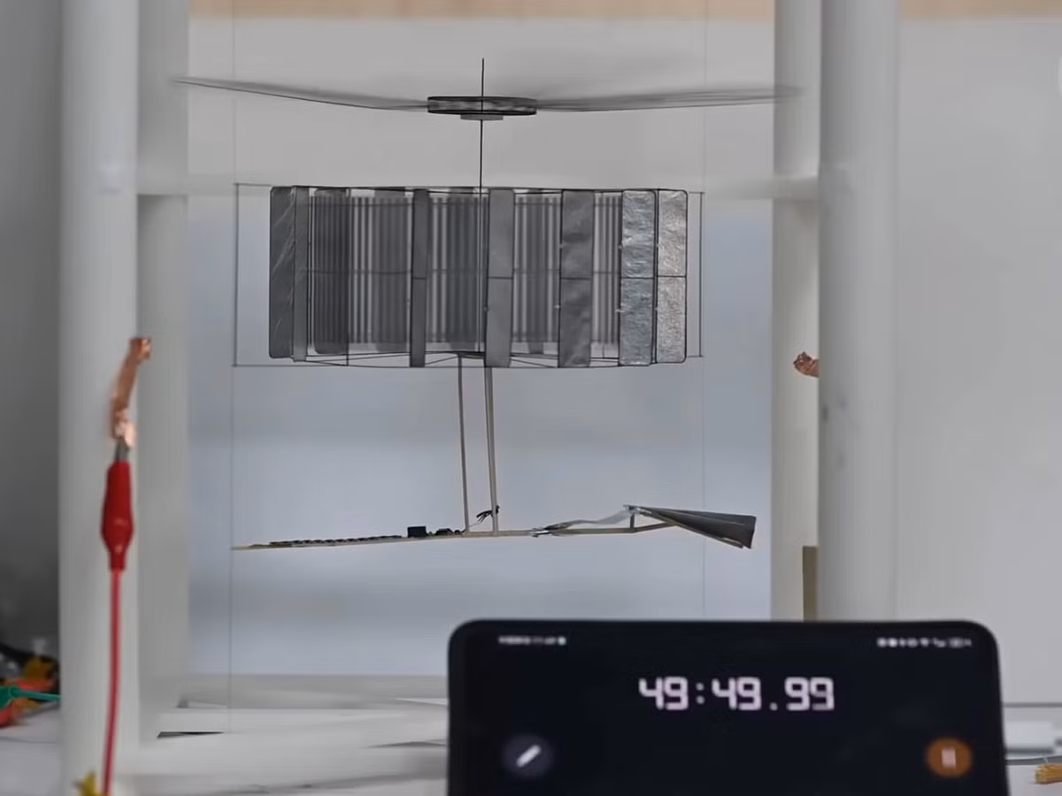 Với hiệu suất nâng cao, đạt 30,7 gram mỗi watt và chỉ tiêu thụ 0,568 watt để bay trong không khí, CoulombFly có thể bay liên tục dưới ánh sáng mặt trời tự nhiên. (Ảnh: Yanko Design)