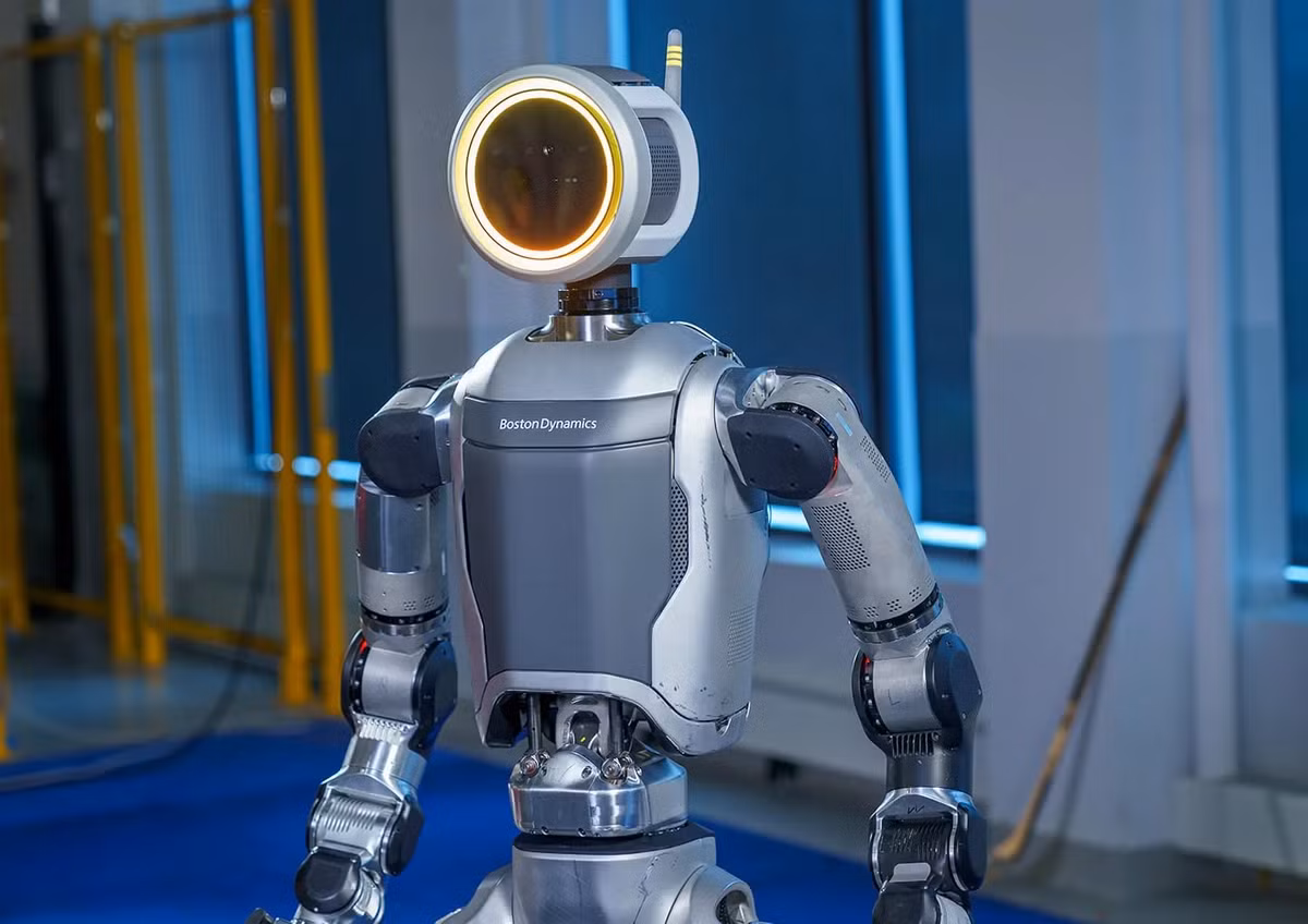 2. Atlas, do Boston Dynamics phát triển, là một trong những robot hình người tiên tiến nhất hiện nay. Với chiều cao 1,5 mét và trọng lượng 80 kg, Atlas có khả năng di chuyển linh hoạt, nhảy, chạy, và thậm chí thực hiện các động tác nhào lộn. Được trang bị hệ thống cảm biến và AI tinh vi, Atlas có thể tự điều chỉnh theo môi trường xung quanh và thực hiện các nhiệm vụ phức tạp như leo trèo, nâng vật nặng, và thao tác chính xác. Khả năng tự cân bằng và thích ứng của Atlas mở ra tiềm năng to lớn trong các lĩnh vực như cứu hộ và công nghiệp.(Ảnh:WIRED)