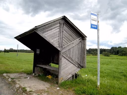 4. Trạm xe bus nhà gỗ, Estonia: Ở vùng nông thôn Estonia, những trạm xe bus được thiết kế giống như những ngôi nhà gỗ truyền thống của người dân địa phương. Với vật liệu chủ yếu là gỗ và mái nhà được lợp bằng rơm, những trạm xe bus này không chỉ thể hiện nét đặc trưng văn hóa mà còn mang lại cảm giác ấm cúng và thân thiện cho người chờ đợi.(Ảnh: My Friend's House)