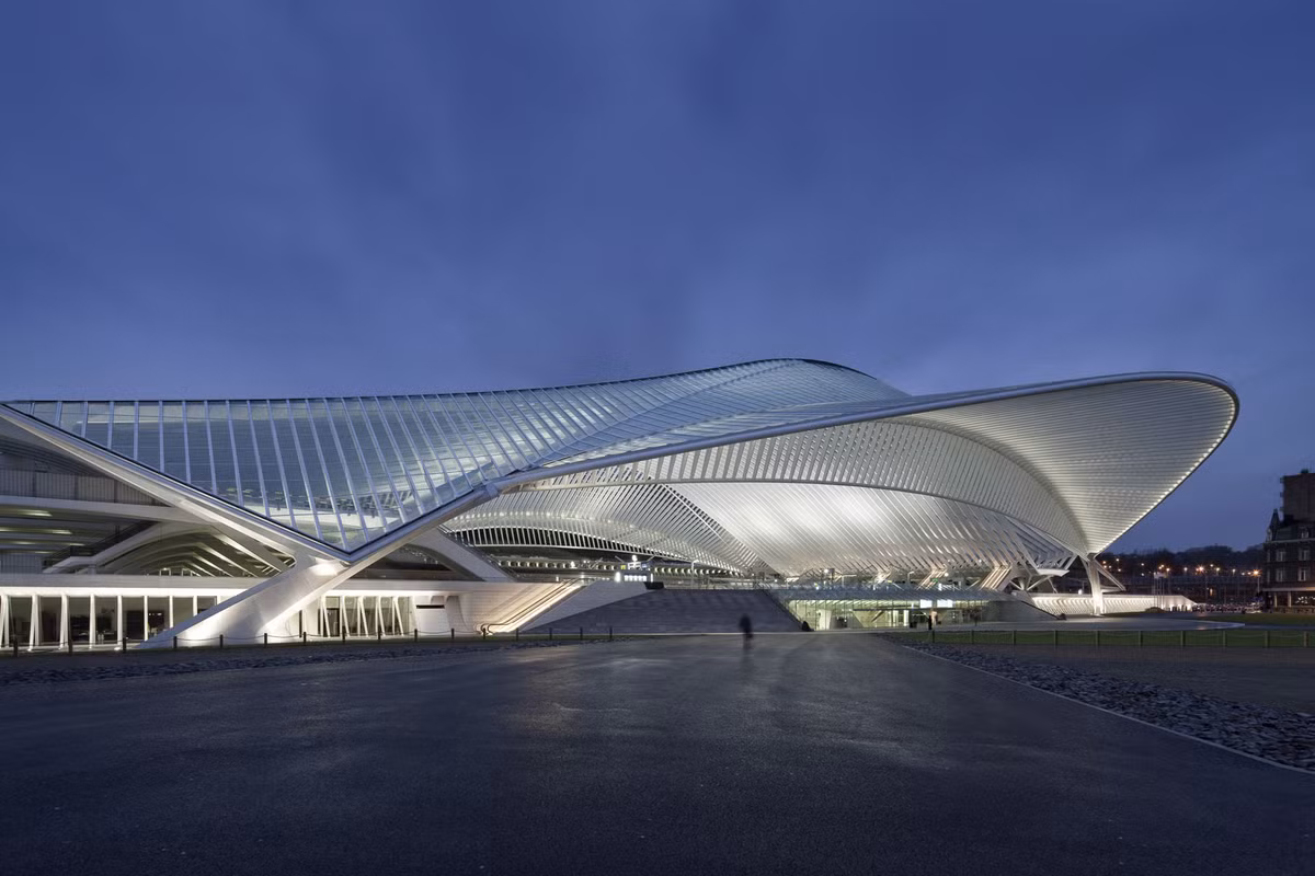 5. Trạm xe buýt hình chiếc lá Liège-Guillemins, Bỉ: Nhà ga và bến xe buýt này, thiết kế bởi Santiago Calatrava, nổi bật với mái vòm thép, kính và bê tông trắng, trở thành một trung tâm giao thông quan trọng của vùng.(Ảnh: Santiago Calatrava)