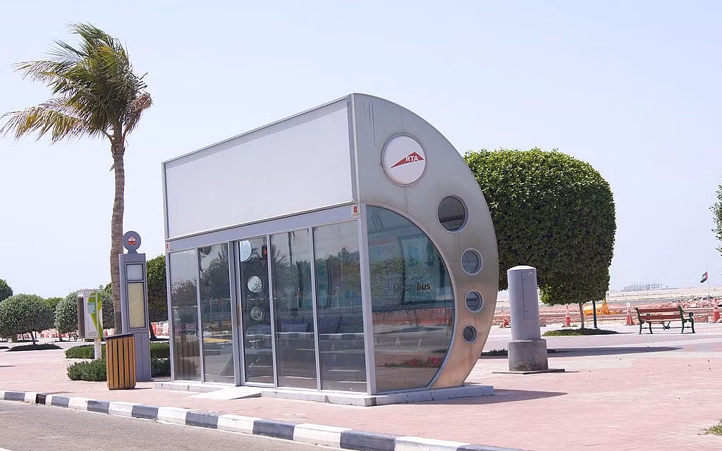 6. Trạm xe buýt có điều hòa tại Dubai, UAE: Dubai nổi tiếng với hệ thống trạm xe buýt có điều hòa giúp cư dân tránh nóng, đánh dấu bước tiến trong việc nâng cao tiện ích giao thông công cộng.(Ảnh: dubizzle) 