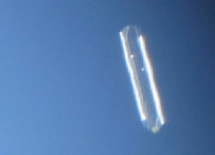 Một nhân chứng kể lại cuộc chạm trán với UFO vào năm 2002 khi đang làm việc trên một tàu chở than từ Russell, Kentucky đến Shelbiana, Kentucky. Ông mô tả việc đoàn tàu của mình bị một vật thể lơ lửng không rõ tấn công, gây hư hỏng nặng và khiến toàn bộ hệ thống điện trên tàu ngừng hoạt động. Ánh sáng từ UFO làm rối loạn các thiết bị điện tử và gây ra va chạm với đoàn tàu đang di chuyển với tốc độ khoảng 48km/h. (Ảnh: WEKU)