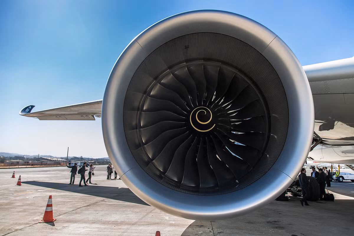 6. Jet Engine (Động Cơ Phản Lực): Phát triển trong những năm 1930 và 1940 bởi các kỹ sư Đức và Anh, động cơ phản lực ban đầu được sử dụng trong các máy bay chiến đấu. Động cơ phản lực hiện nay là cơ sở cho ngành hàng không dân dụng, giúp vận chuyển hàng triệu hành khách trên khắp thế giới.(Ảnh: Boldmethod)