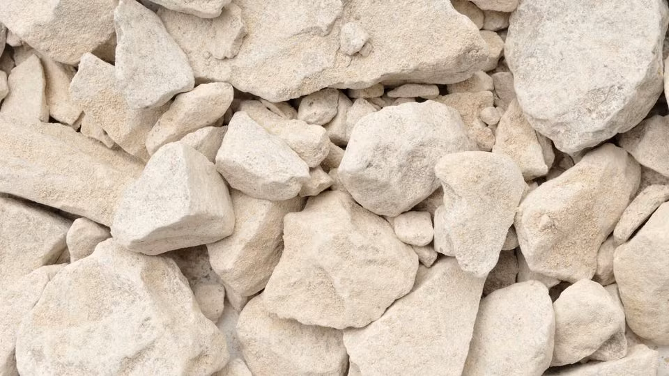 7. Sử dụng đá nghiền để hấp thụ CO₂: Đá bazan nghiền có khả năng hấp thụ CO₂ khi tiếp xúc với không khí và nước. Quá trình này tạo ra các hợp chất ổn định, lưu trữ CO₂ trong hàng triệu năm. Việc rải đá nghiền trên các cánh đồng nông nghiệp hoặc khu vực ven biển có thể giúp giảm lượng CO₂ trong khí quyển và làm mát hành tinh theo thời gian. Phương pháp này không chỉ đơn giản mà còn mang lại nhiều lợi ích về mặt nông nghiệp.(Ảnh: Forbes Việt Nam)