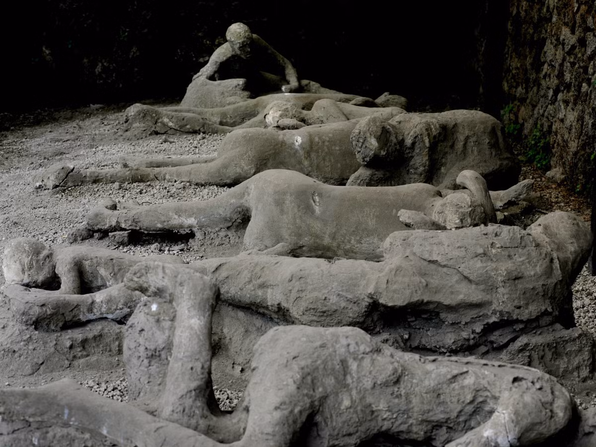 6. Tài liệu ghi chép khác: Ngoài Pliny the Younger, không có tài liệu trực tiếp nào khác về thảm họa Pompeii, gây ra nhiều thắc mắc về tỷ lệ biết chữ và lý do tại sao không có ghi chép từ những người sống sót.(Ảnh: Newsweek)