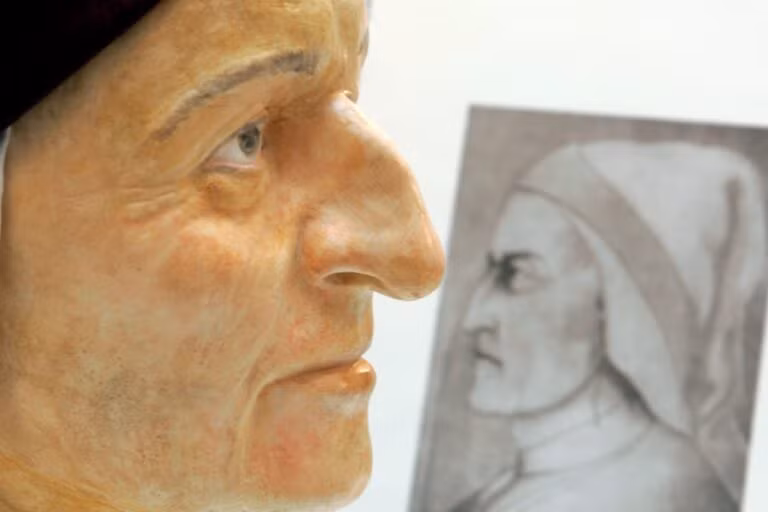 3. Nhà thơ Dante Alighieri: Năm 2007, các nhà khoa học đã chụp và phân tích hộp sọ của Dante Alighieri. Trái với miêu tả xưa, mô hình 3D cho thấy Dante có khuôn mặt hài hòa với cằm tròn, đôi mắt dễ chịu và mũi nhỏ.(Ảnh: catholicreview)
