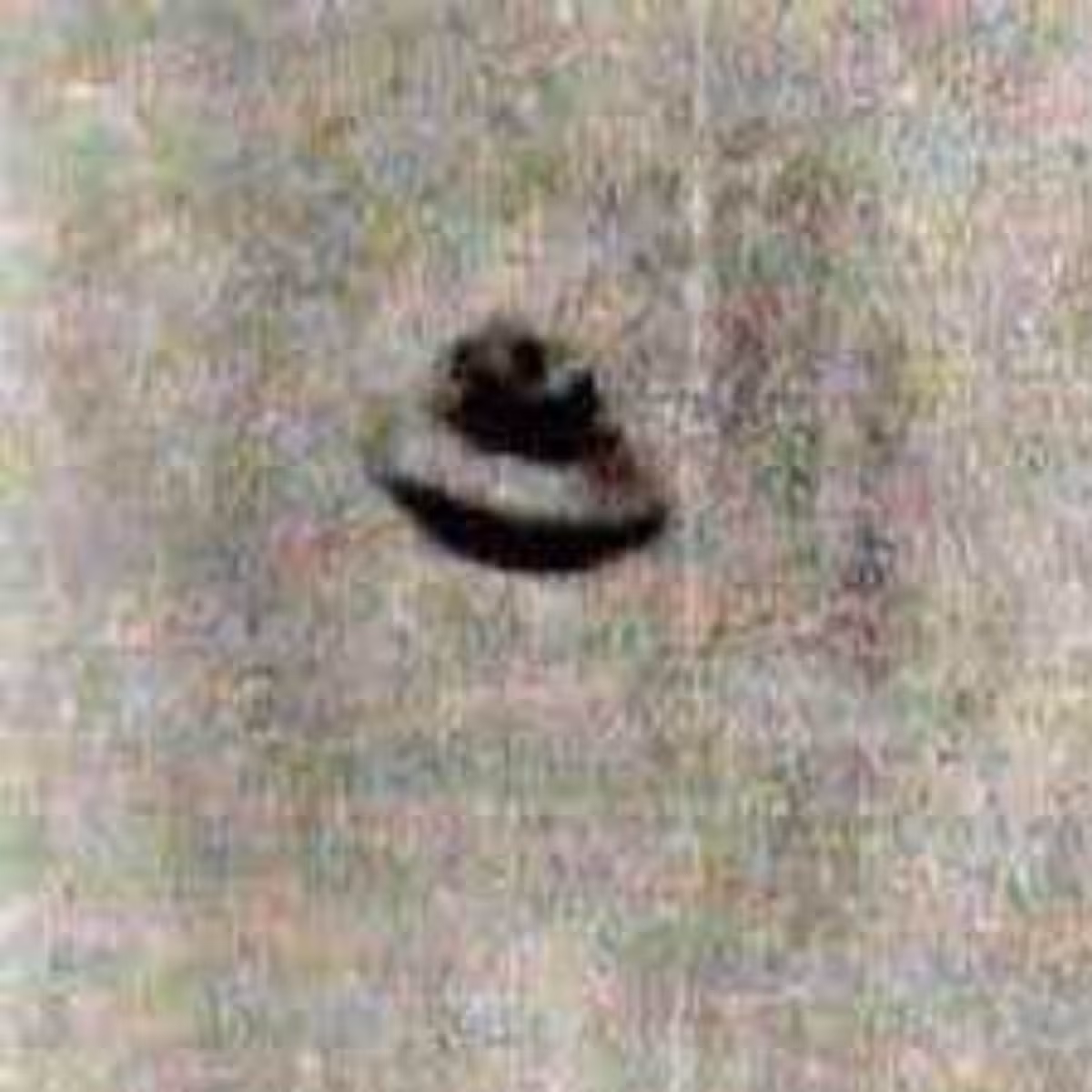 Từ những năm 1960, thị trấn Warminster đã ghi nhận nhiều vụ nhìn thấy UFO bí ẩn, được gọi là “Warminster Thing”. Những sự kiện này thường khiến xe ô tô bị hỏng tạm thời, giết chết các loài chim, và làm trẻ em kinh hãi. Có nhiều báo cáo về việc nghe thấy tiếng vo ve kỳ lạ và nhìn thấy ánh sáng lạ, vòng tròn trên đồng ruộng. (Ảnh: Acast)