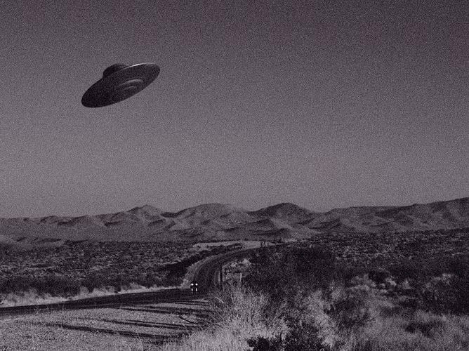 Một trong những sự kiện nổi bật nhất liên quan đến UFO là các đoạn video được công bố bởi Hải quân Mỹ, ghi lại cảnh chạm trán với các vật thể bay không xác định. Những đoạn video này cho thấy các vật thể di chuyển với tốc độ siêu thanh và thực hiện những động tác mà công nghệ hiện tại của con người không thể giải thích được. Điều này đã khiến nhiều người tin rằng chúng có thể là sản phẩm của công nghệ ngoài hành tinh. (Ảnh:NPR)
