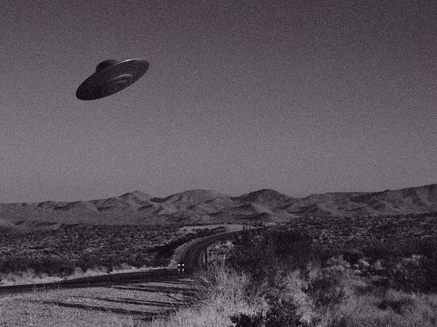 Một trong những sự kiện nổi bật nhất liên quan đến UFO là các đoạn video được công bố bởi Hải quân Mỹ, ghi lại cảnh chạm trán với các vật thể bay không xác định. Những đoạn video này cho thấy các vật thể di chuyển với tốc độ siêu thanh và thực hiện những động tác mà công nghệ hiện tại của con người không thể giải thích được. Điều này đã khiến nhiều người tin rằng chúng có thể là sản phẩm của công nghệ ngoài hành tinh. (Ảnh:NPR)