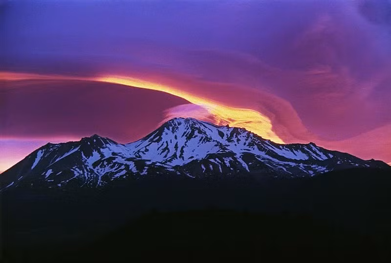 Một trong những truyền thuyết nổi tiếng nhất liên quan đến núi Shasta là câu chuyện về thành phố pha lê Telos, được cho là nằm sâu bên dưới ngọn núi. Theo truyền thuyết, Telos là nơi cư ngụ của một nền văn minh cổ đại với những khả năng siêu nhiên, nơi mọi ước nguyện có thể được thực hiện. Nhiều người tin rằng Telos là cổng vào chiều không gian thứ năm, nơi tiếp cận với nền văn minh ẩn giấu. (Ảnh: Wikipedia)