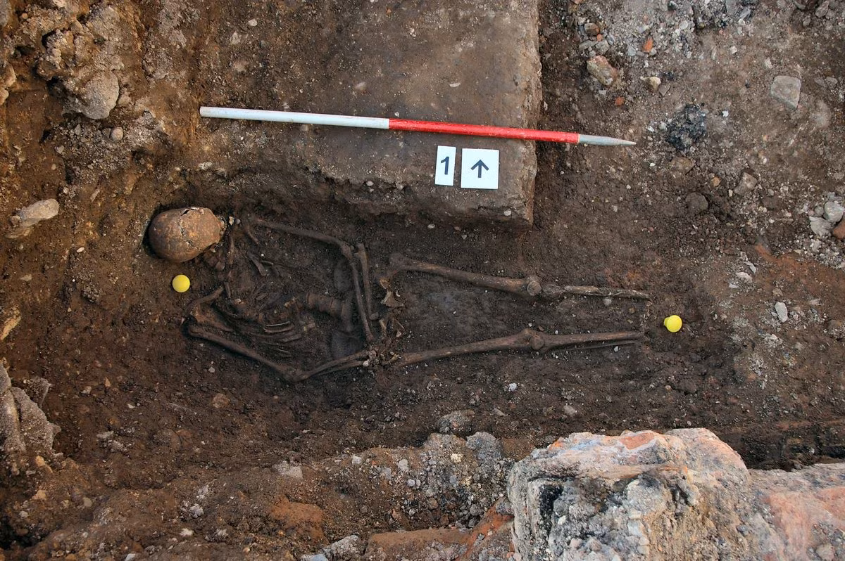 Sau khi qua đời, thi thể của Richard III bị lột trần và bêu rếu trước công chúng trước khi được chôn cất tại tu viện Greyfriars ở Leicester. Năm 2012, hài cốt của ông được khai quật và xác định bằng kỹ thuật ADN, mang lại nhiều thông tin mới về vị vua này.
