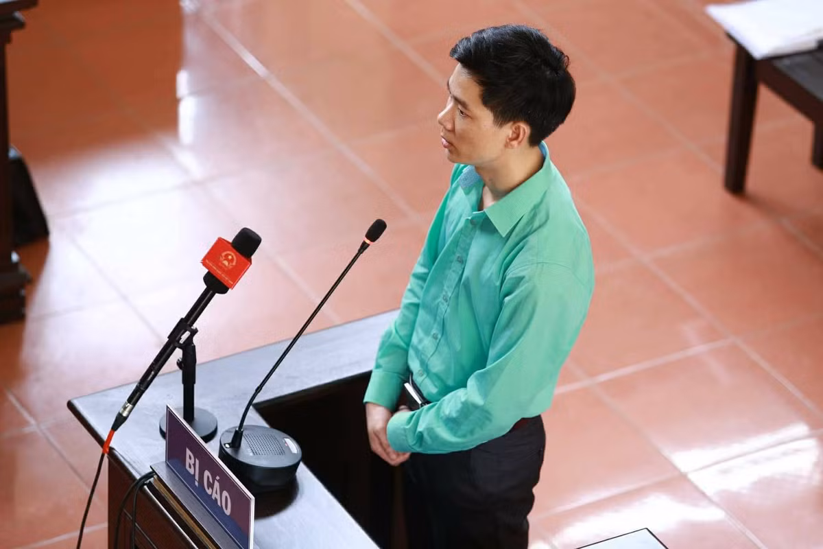 Bác sĩ Hoàng Công Lương mặc áo xanh với hy vọng HĐXX xét xử đúng người, đúng tội.