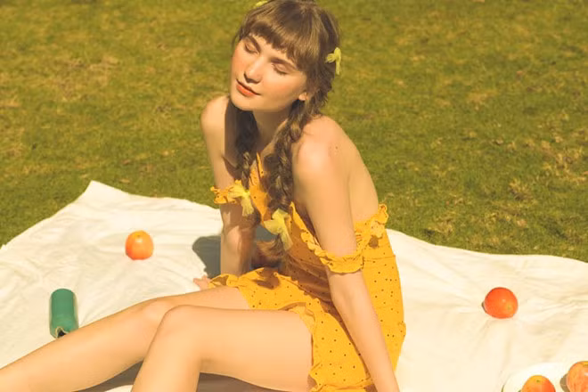 Victoria Litvinova (24 tuổi, người Nga) được nhiều dân mạng chú ý với bộ ảnh theo phong cách Lolita trong thời gian làm người mẫu tự do tại Sài Gòn. Thân hình mảnh mai, quyến rũ, đôi mắt xanh của Victoria nhận được nhiều lời khen ngợi.
