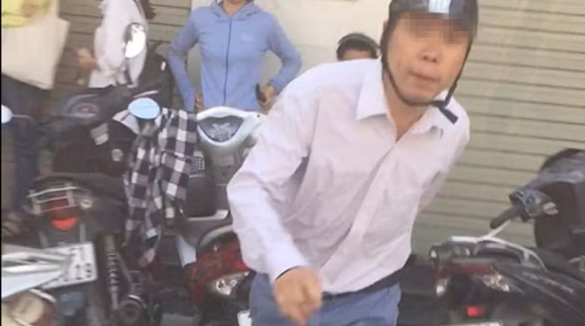 Danh phu nu vi bi nhac xep hang o cay ATM, nguoi dan ong phan ung 