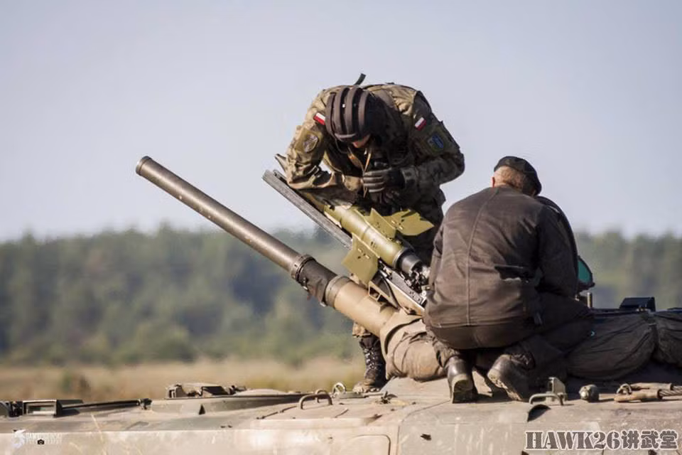 AT-3 được lắp vào bệ phóng đặt ngay trên gốc nòng pháo chính 73mm 2A28 Grom của BMP-1.