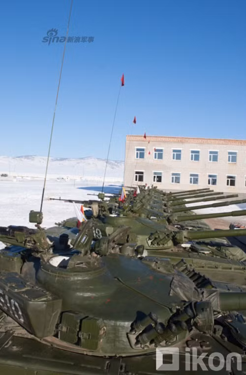 Tăng T-72A được trang bị pháo nòng trơn 125mm D-81T với 44 viên đạn.
