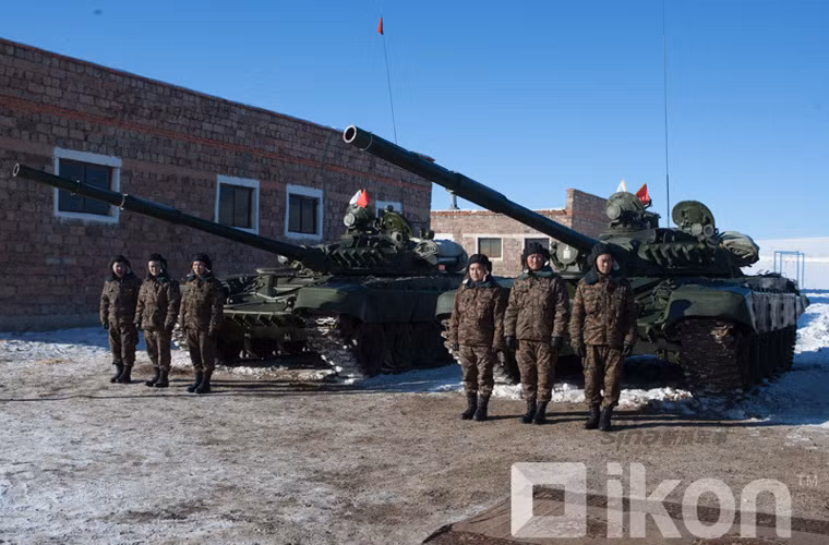 Trước đây, Mông Cổ đã tiếp nhận khoảng 100 xe tăng T-72A, 40 xe bọc thép BTR-70M và 20 BTR-80 cùng một số xe tải quân sự. Mối quan hệ hợp tác quốc phòng giữa Mông Cổ với Liên bang Nga đã có truyền thống, sự gắn kết mạnh mẽ từ thời Liên Xô với Cộng hòa Nhân dân Mông Cổ.