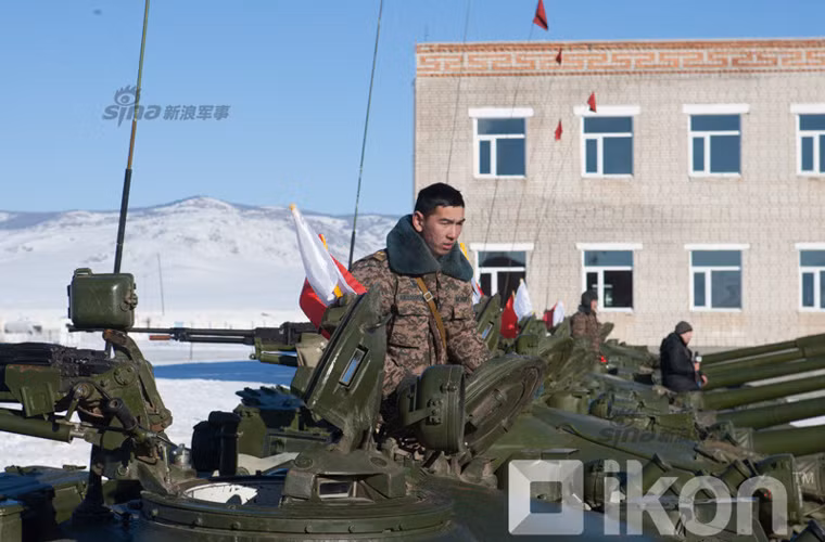 Kíp lái tăng T-72A chỉ cần 3 người nhờ bộ nạp đạn tự động rút ngắn bớt một vị trí pháo thủ.