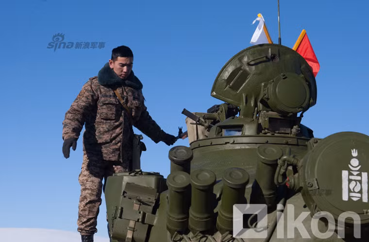 Trên tháp pháo T-72A trang bị các ống phóng lựu đạn khói MD.