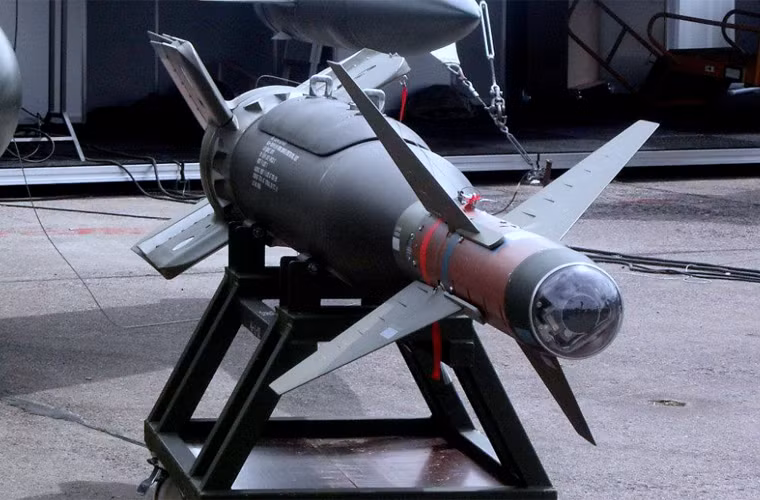 ….và 150 bộ cung cụ LGB Paveway III chuyển đổi bom Mk-84 và BLU-117 thành bom thông minh GBU-24.