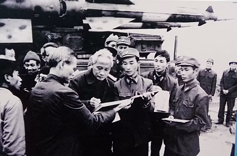 So với SA-2 hay S-75 Dvina mà quân đội ta sử dụng năm 1972, tên lửa SA-3 có khả năng cơ động cao, tốc độ bắn rất nhanh, tấn công hiệu quả các mục tiêu bay thấp. Đặc biệt, nó có khả năng chống lại hệ thống gây nhiễu điện tử so với SA-2. Chính vì vậy, nếu như quân đội ta nhận được sớm SA-3 và triển khai kịp thời thì có lẽ số B-52 Mỹ rơi đã nhiều hơn con số 34. Ảnh: Thủ tướng Phạm Văn Đồng thăm và chúc Tết cán bộ, chiến sĩ đơn vị tên lửa S-125 Neva.