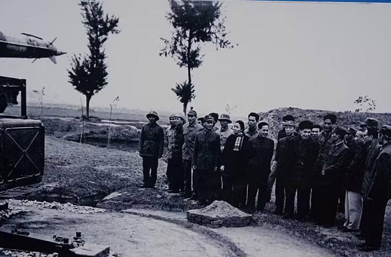 Đoàn đại biểu Thủ đô Hà Nội thăm trận địa tên lửa Neva thuộc Trung đoàn 236, năm 1979.