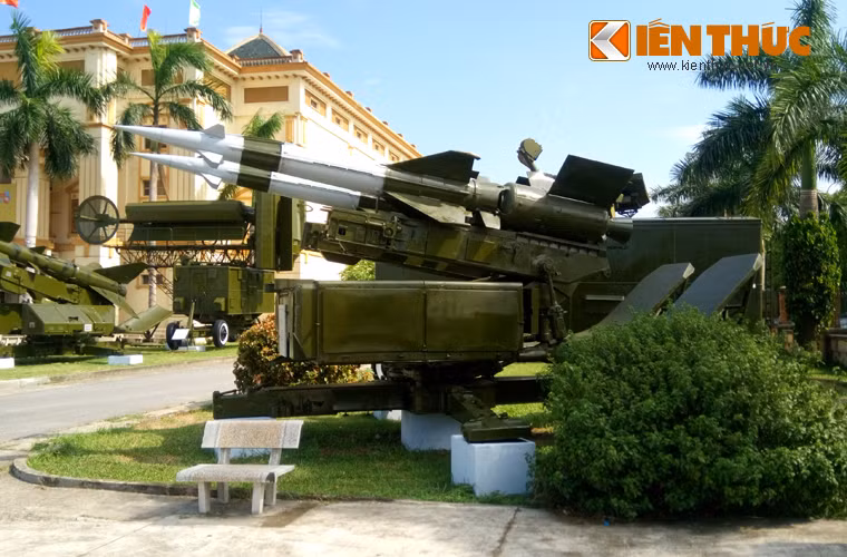 Hiện nay, ở Bảo tàng Phòng không – Không quân (Hà Nội) đang trưng bày một trong những bộ tên lửa phòng không SA-3 mà Liên Xô cung cấp cho Việt Nam năm 1972 phục vụ việc đánh “pháo đài bay” B-52 của Mỹ (tuy nhiên khí tài đã không kịp chiến đấu). Có một điều kì lạ ở bộ khí tài này là bệ phóng tên lửa SA-3 có những sự khác biệt rõ rệt với bệ phóng tên lửa SA-3 mà quân đội ta đang sử dụng hiện nay.