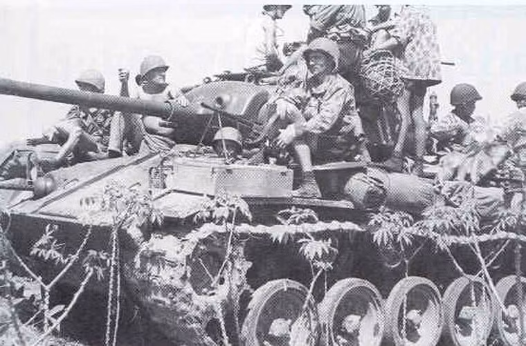 Xe tăng hạng nhẹ M-24 trong chuyến hành quân tuần tra ở Bắc Bộ. Sau năm 1954, Quân đội Nhân dân Việt Nam đã thu giữ được một số lượng nhỏ số tăng M-24 ở Điện Biên Phủ và tái sử dụng để huấn luyện.