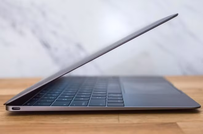 Chiec MacBook bi ghet sap tro lai, hua hen... loi hai hon xua