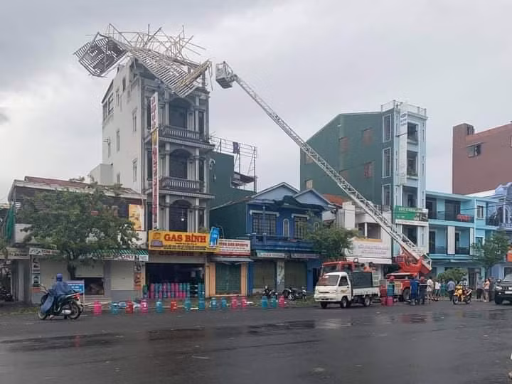 Gió mạnh thổi bay biển quảng cáo lên nóc nhà.
